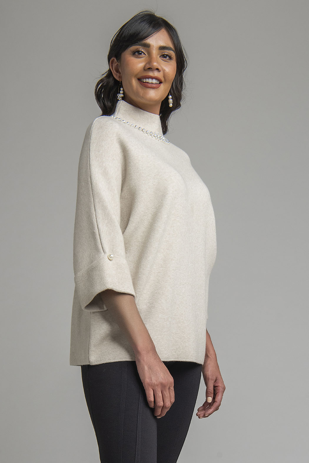 Sueter De Punto Con Pedreria En Cuello