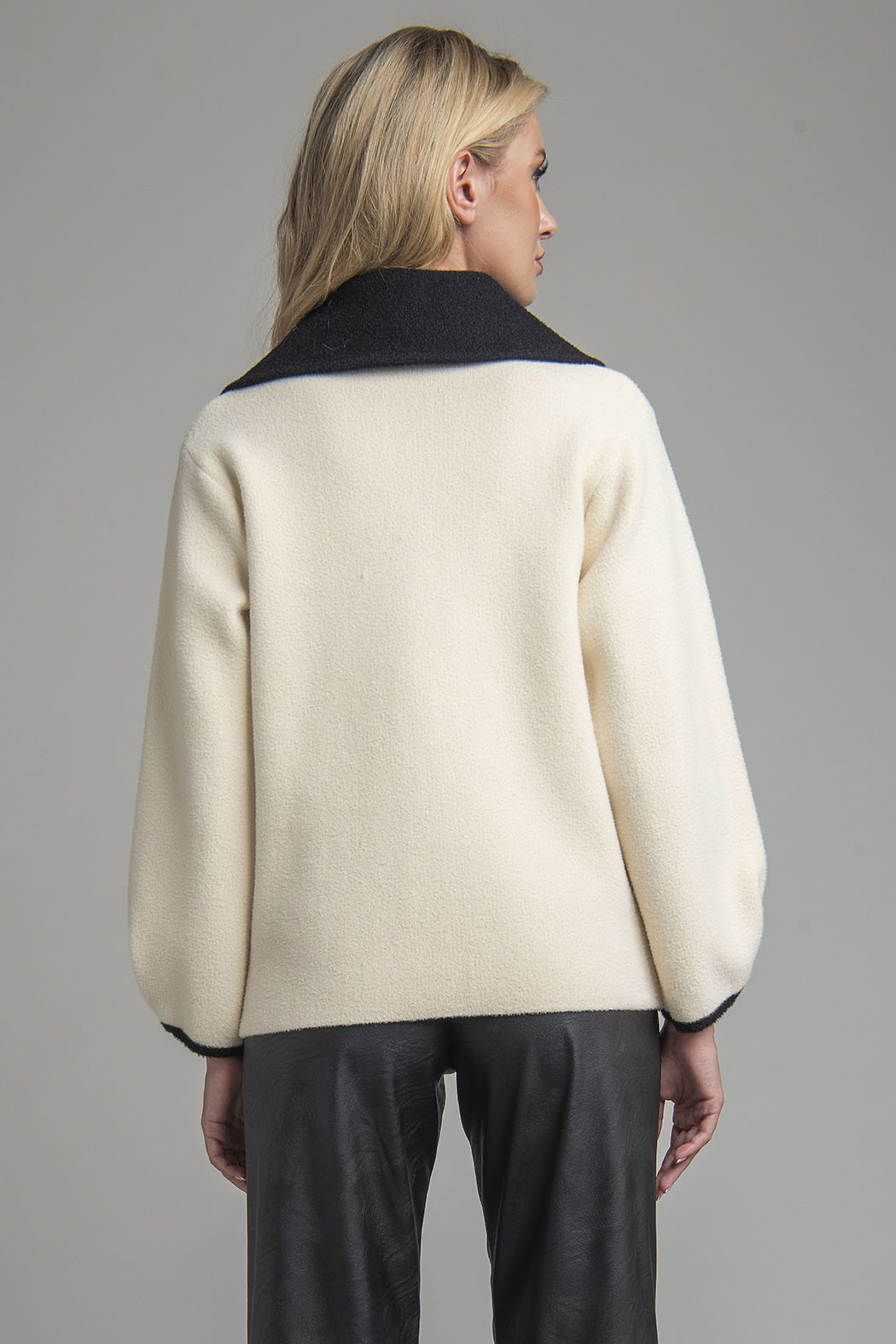 Sueter Con Broches Al Frente