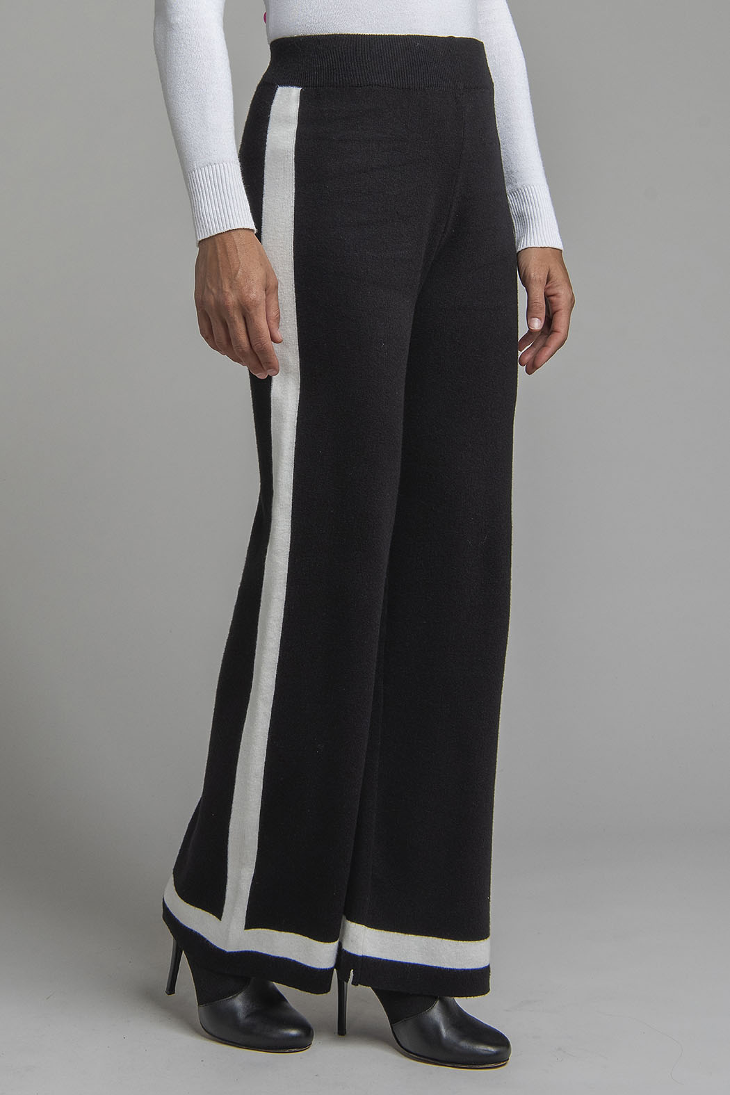 Pantalon De Punto Corte Recto Con Lineas En Lateral