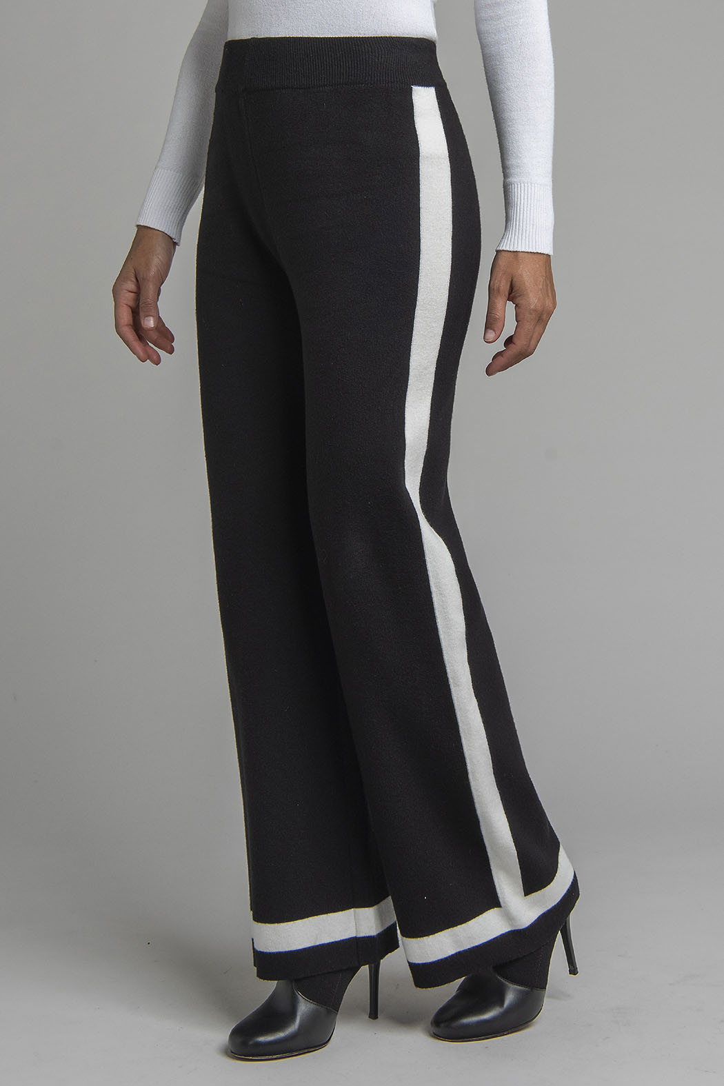 Pantalon De Punto Corte Recto Con Lineas En Lateral