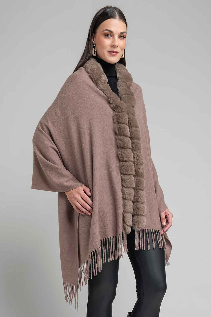 Capa Con Peluche