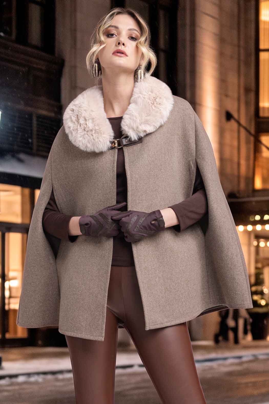 Capa Con Cuello De Peluche