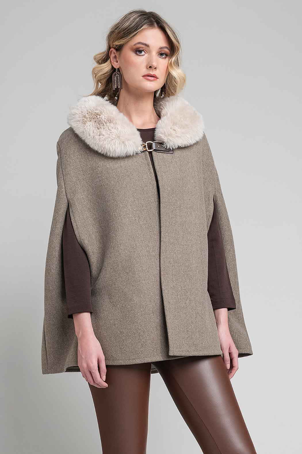 Capa Con Cuello De Peluche