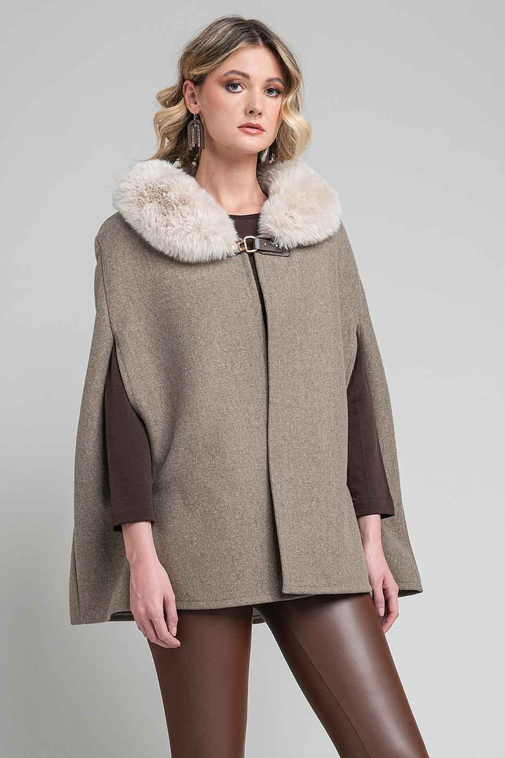 Capa Con Cuello De Peluche