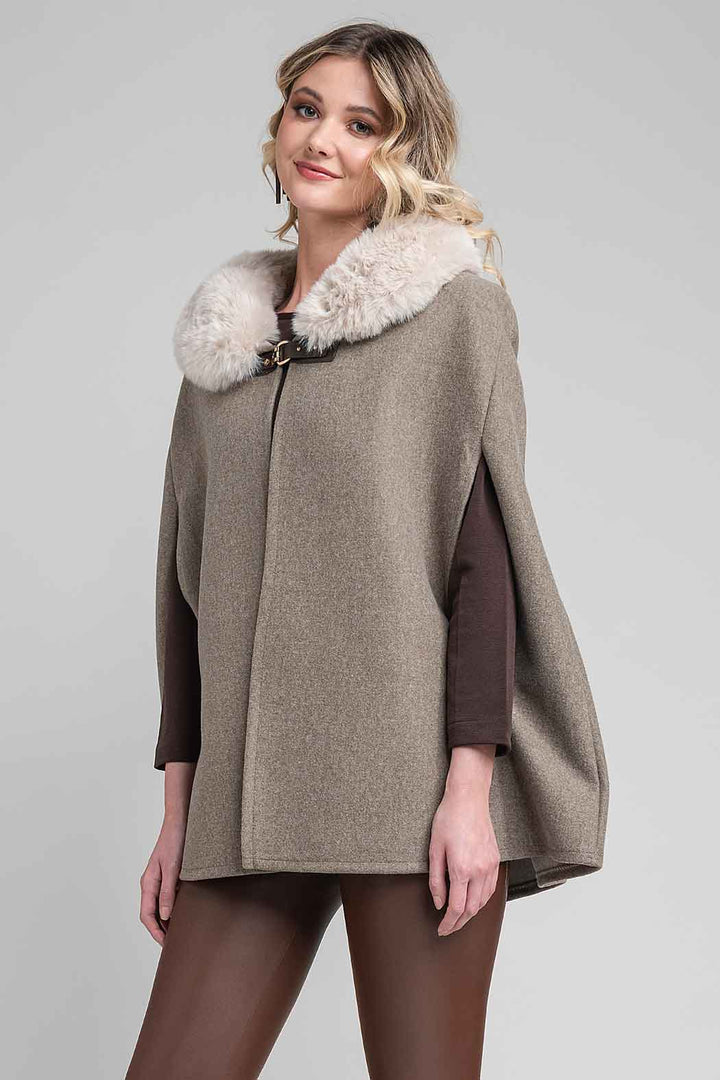 Capa Con Cuello De Peluche