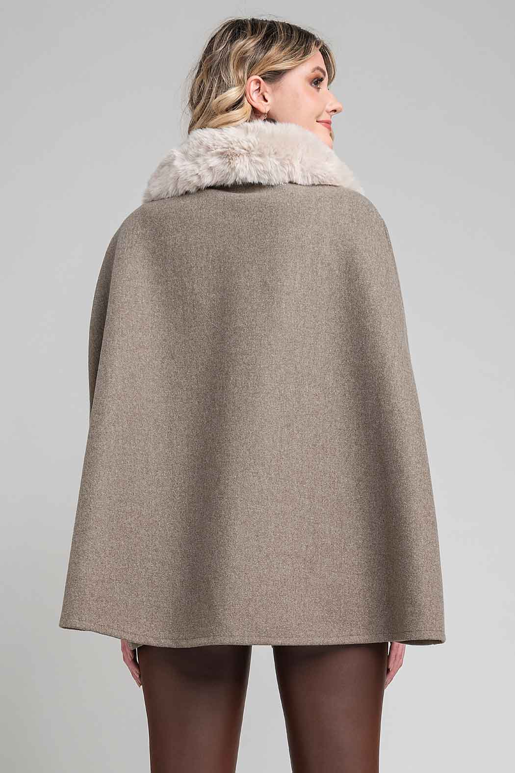Capa Con Cuello De Peluche