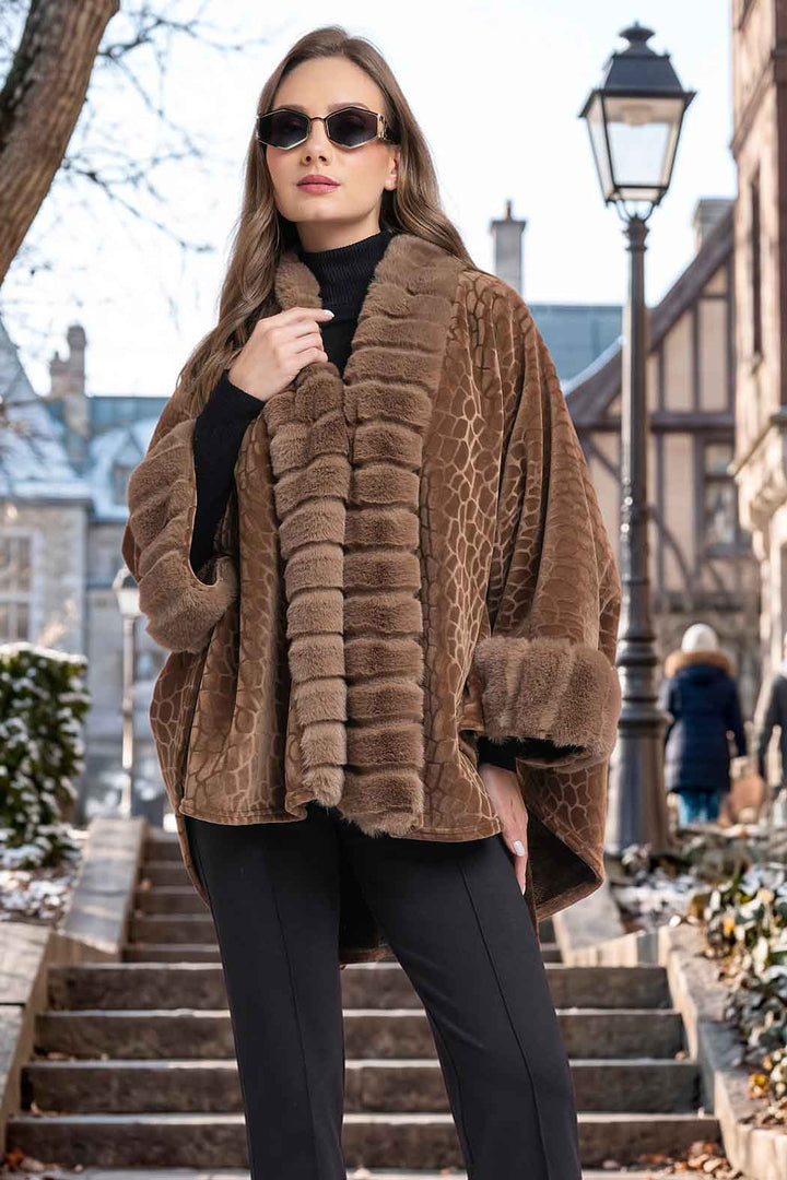 Capa Con Peluche Y Estampado De Cocodrilo