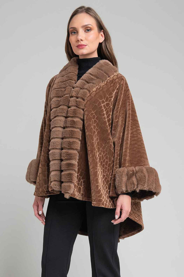 Capa Con Peluche Y Estampado De Cocodrilo
