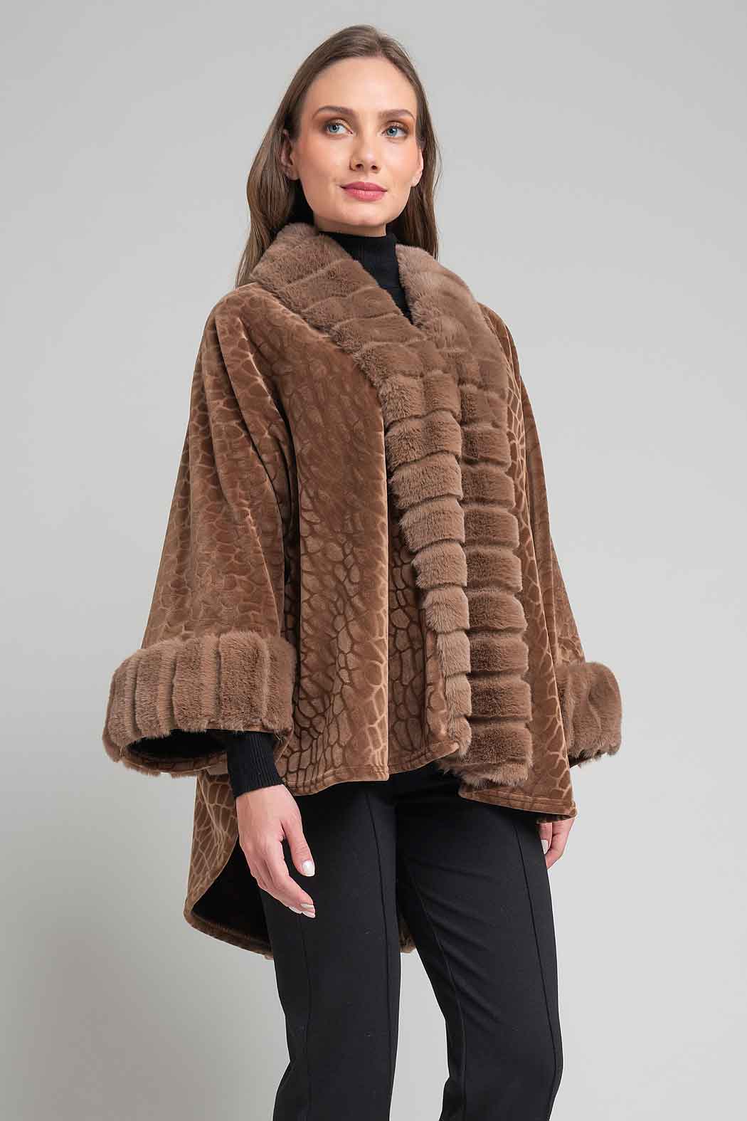 Capa Con Peluche Y Estampado De Cocodrilo