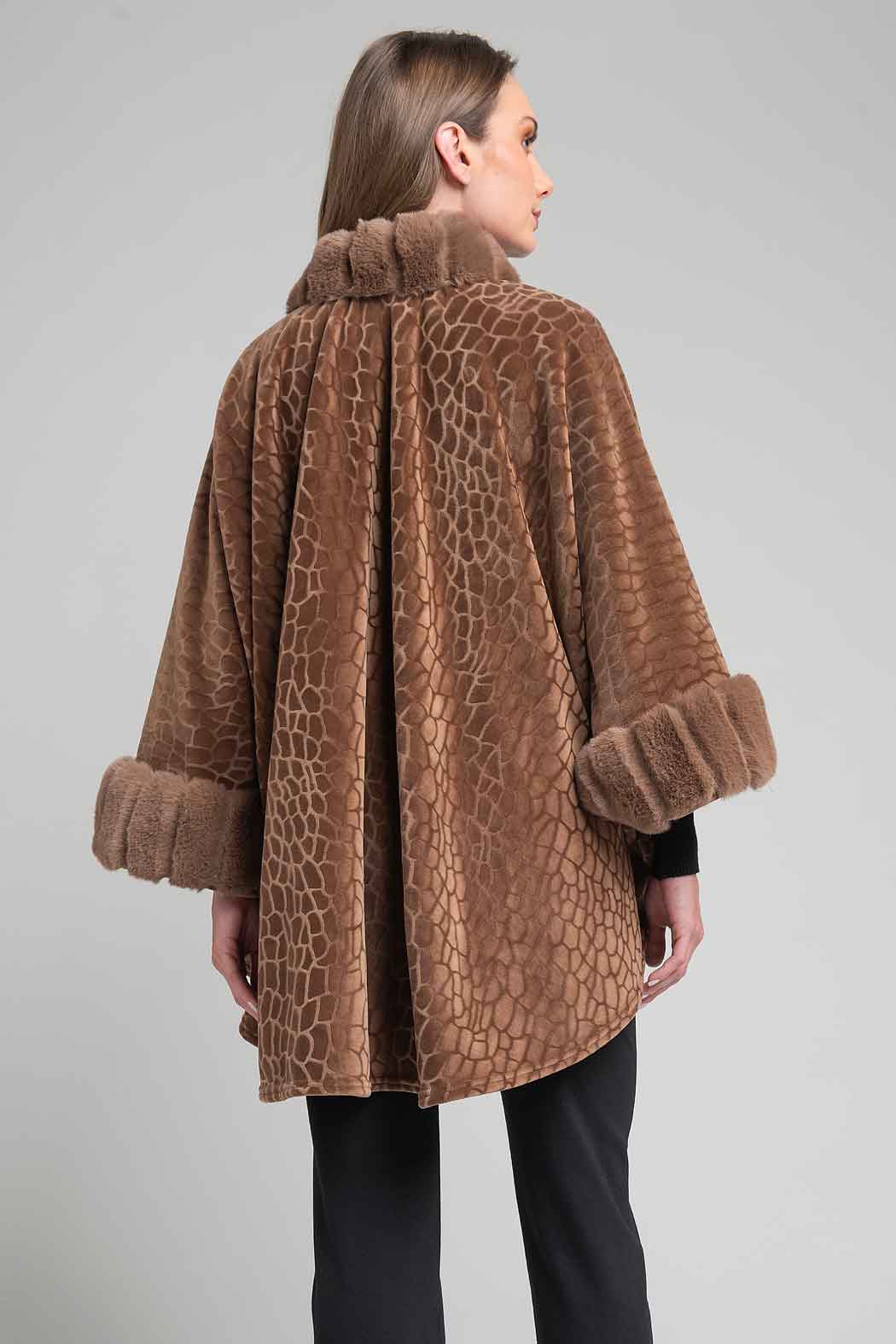 Capa Con Peluche Y Estampado De Cocodrilo