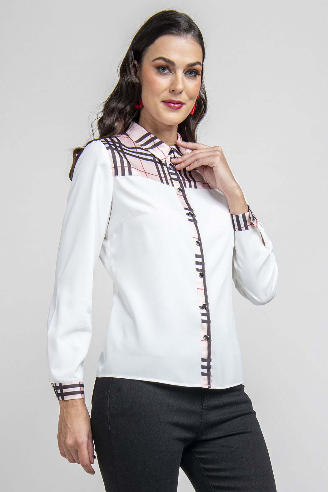 Blusa Camisera Con Cuadros En Cuello Y Puños