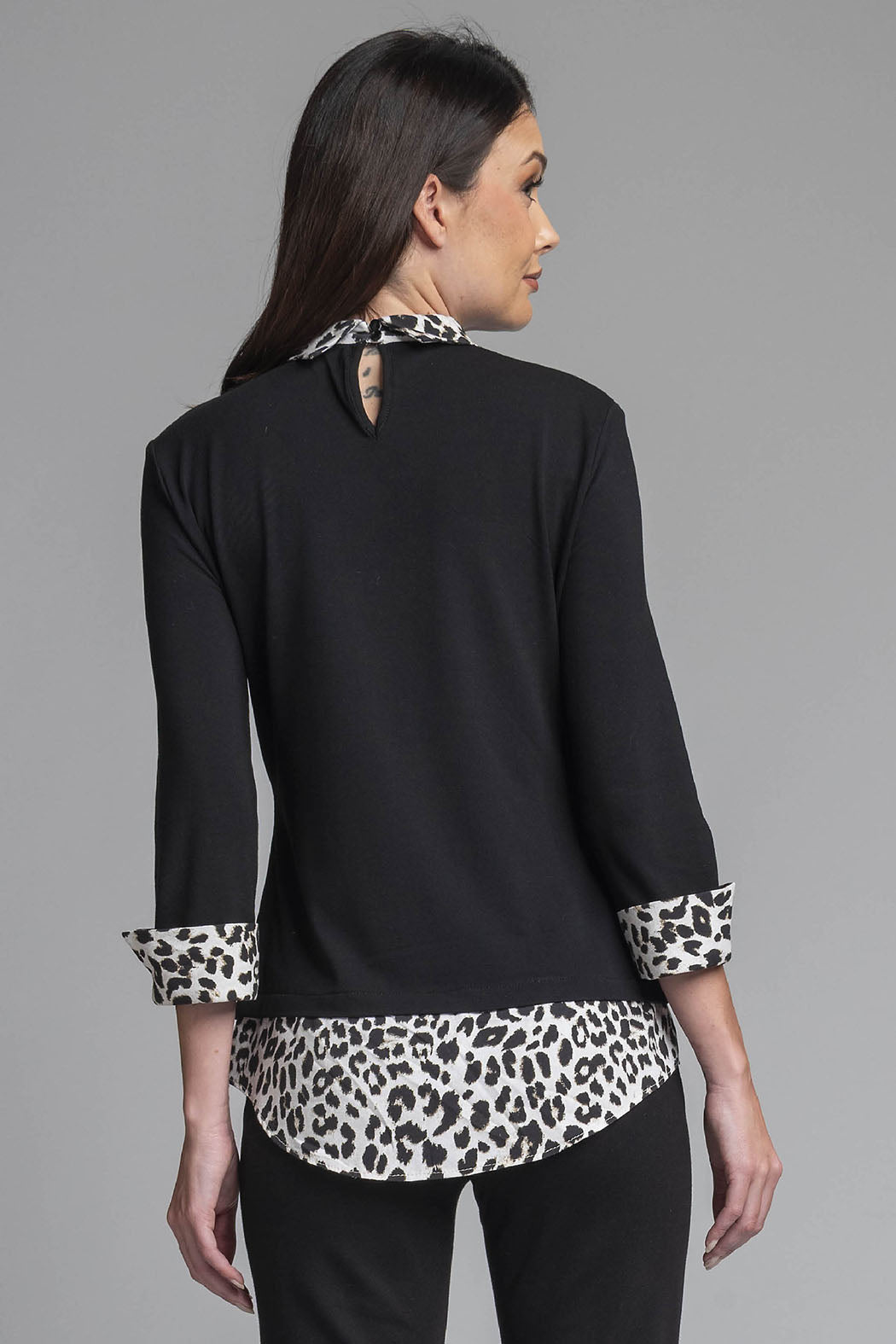 Blusa  Con Estampado De Animal Print En Puños Y Cuello
