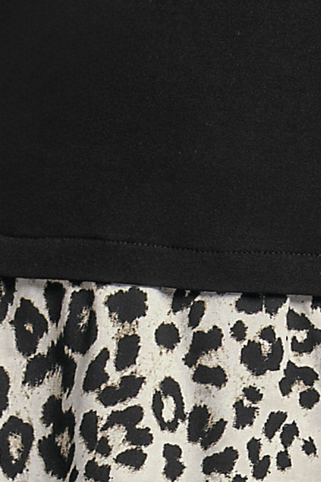Blusa  Con Estampado De Animal Print En Puños Y Cuello