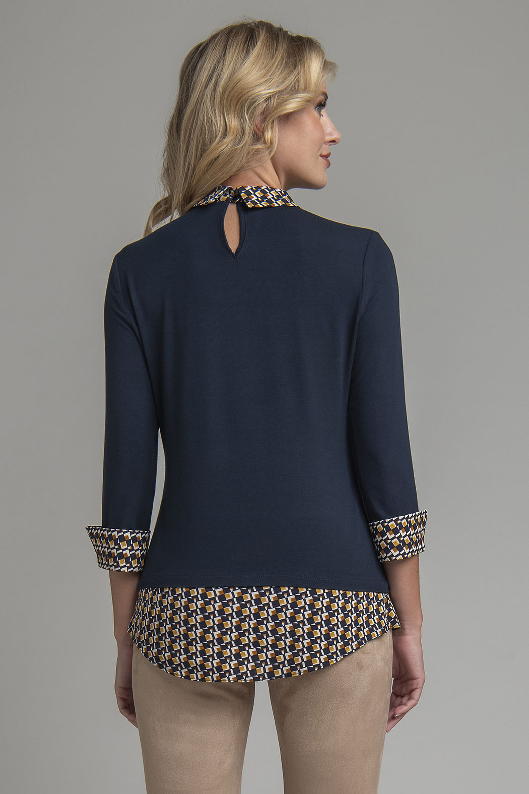 Blusa Con Estampado En Cuello, Puños Y Bajo