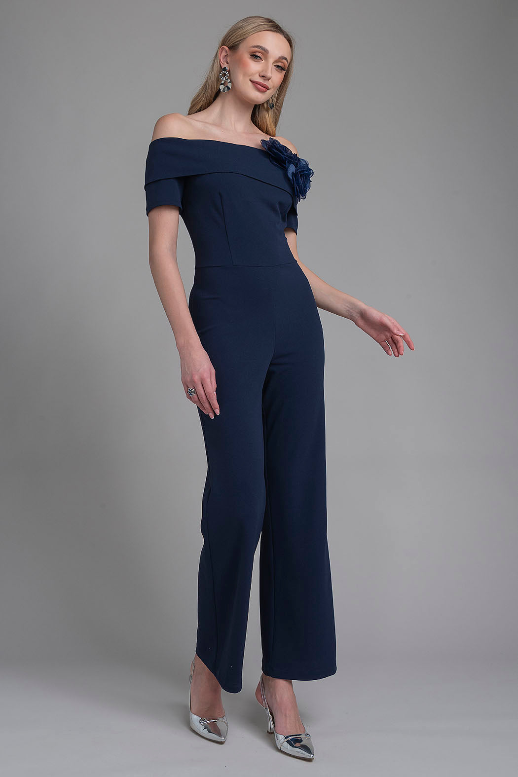 Jumpsuit Con Detalle De Flores En Hombro