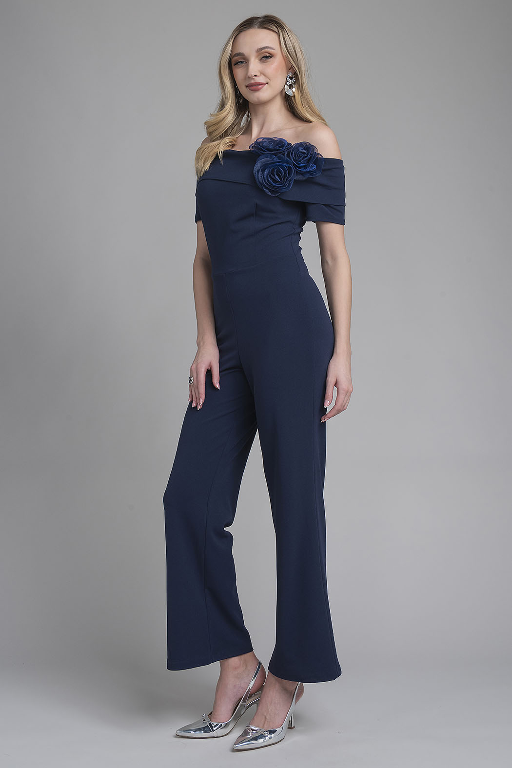 Jumpsuit Con Detalle De Flores En Hombro