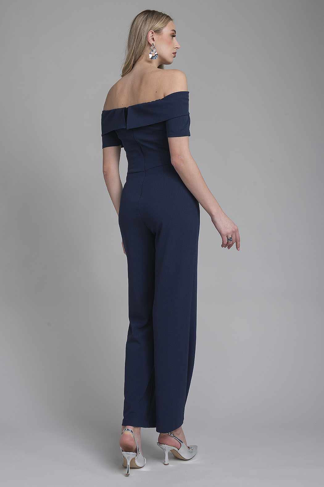 Jumpsuit Con Detalle De Flores En Hombro