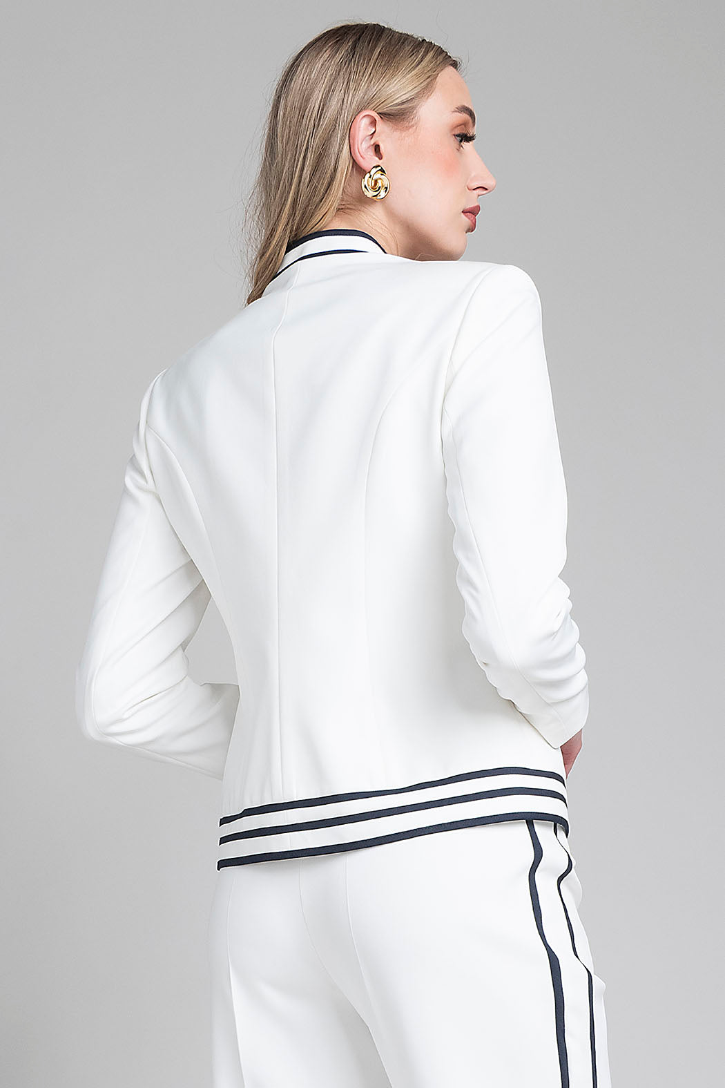 Saco Corto Con Cierre Al Frente