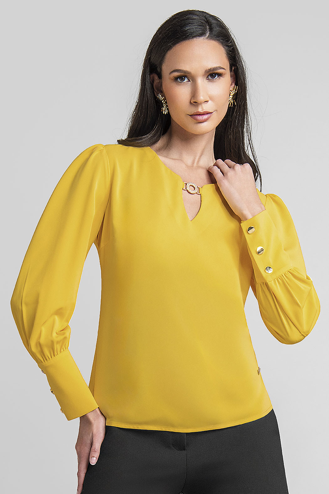 Blusa Lisa Con Manga Larga Y Botones En Espalda