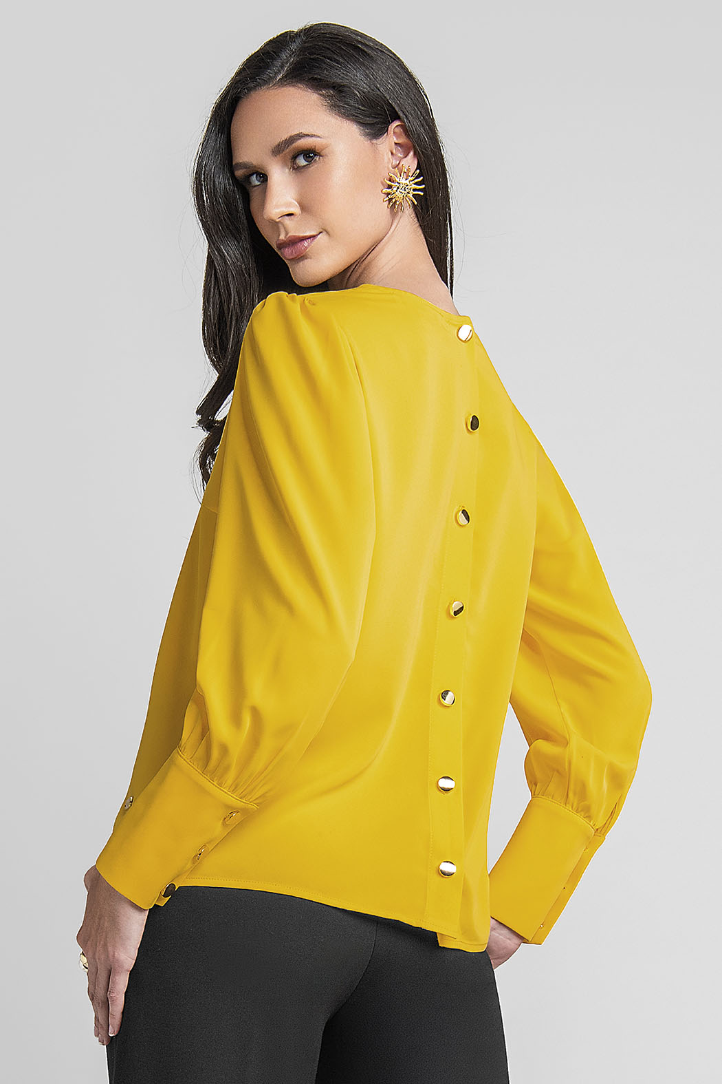 Blusa Lisa Con Manga Larga Y Botones En Espalda