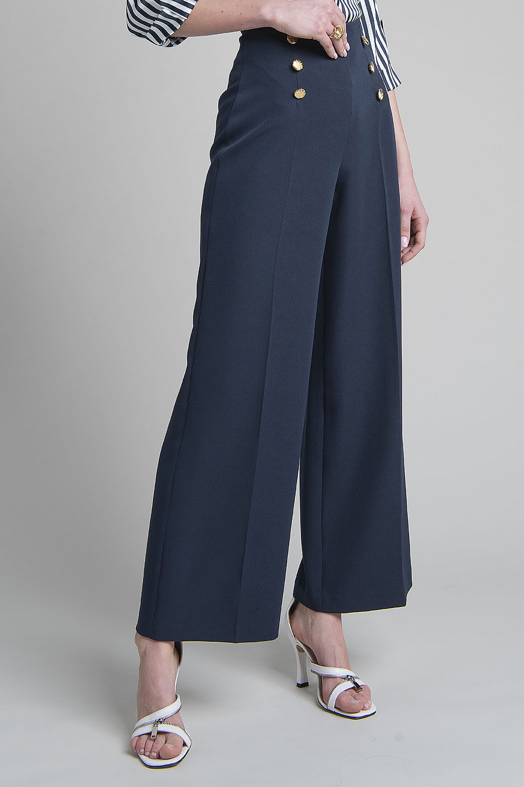 Pantalon Liso Con Botones Al Frente