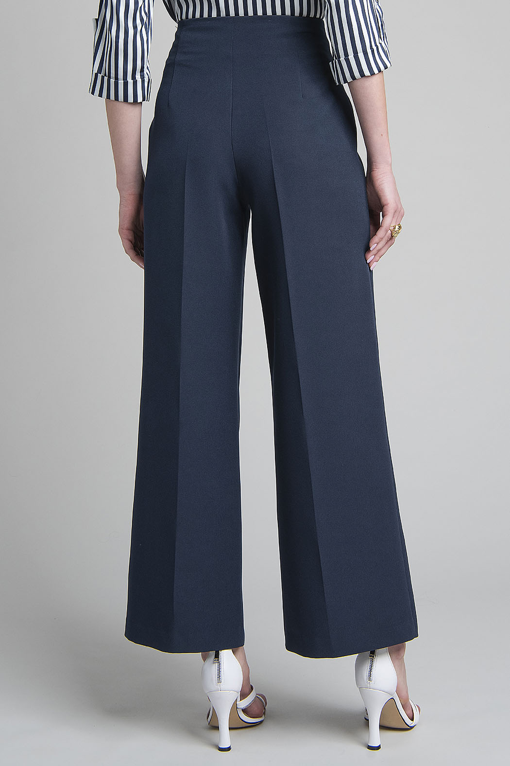 Pantalon Liso Con Botones Al Frente
