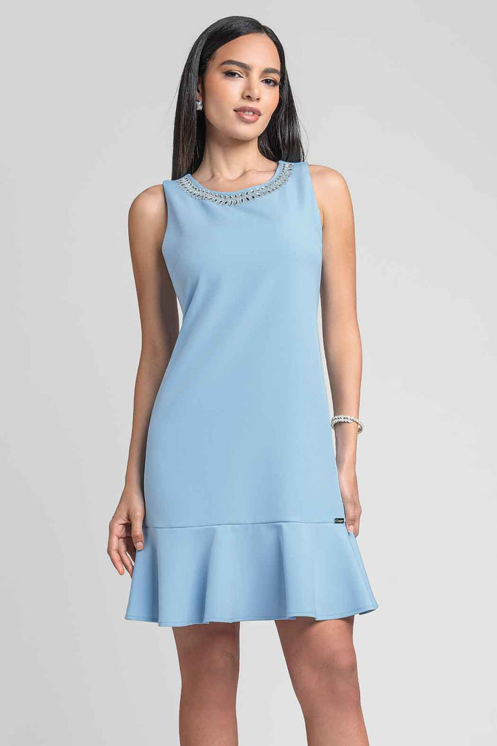 Vestido Sin Mangas Con Pedrería En Cuello Y Olan En Bajo