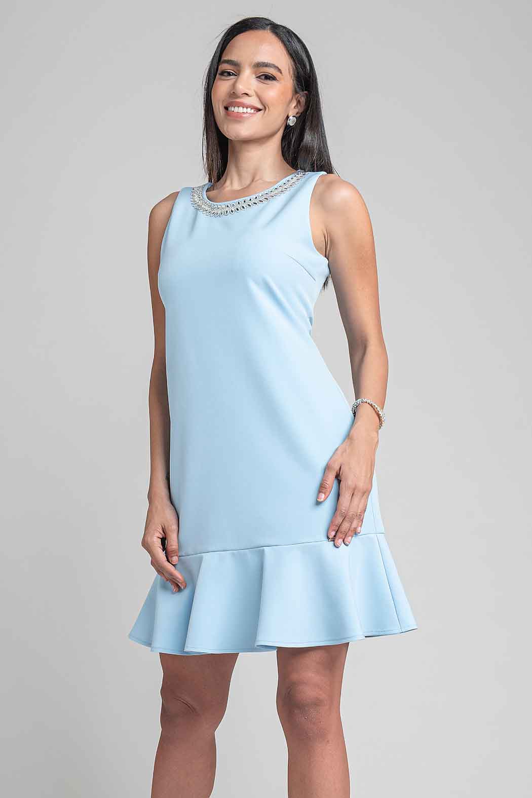 Vestido Sin Mangas Con Pedrería En Cuello Y Olan En Bajo