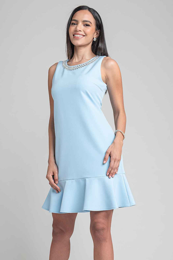 Vestido Sin Mangas Con Pedrería En Cuello Y Olan En Bajo