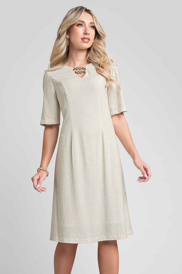 Vestido Con Detalle De Broches Decorativos En Escote