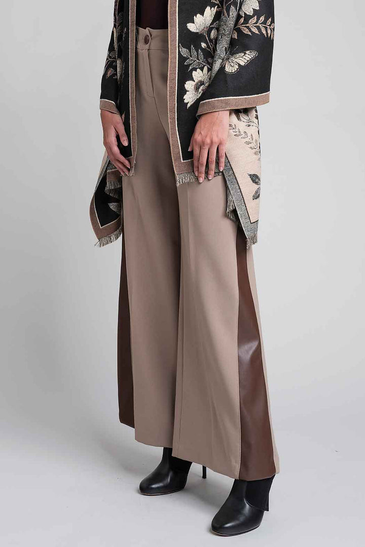 Pantalon Corte Amplio Con Franja De Vinipiel En Laterales
