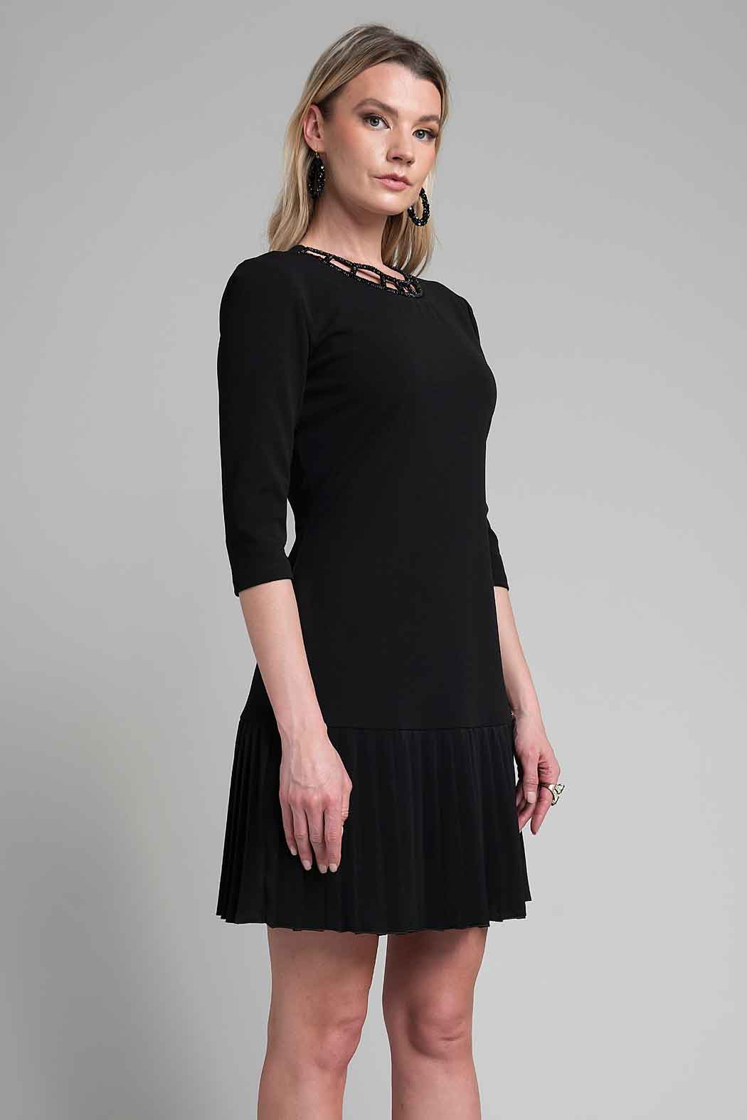 Vestido Manga 3/4 Y Aplicacion En Escote