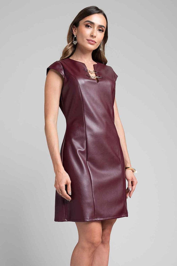 Vestido De Vinipiel Sin Manga Y Detalle De Hebillas