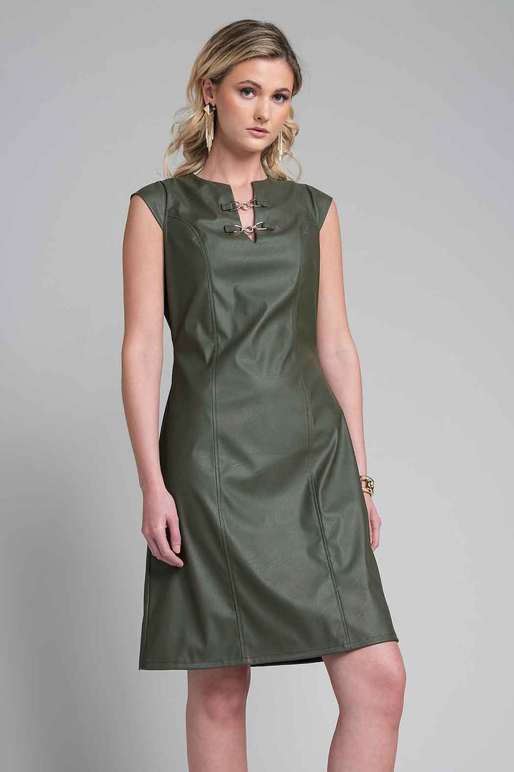 Vestido De Vinipiel Sin Manga Y Detalle De Hebillas