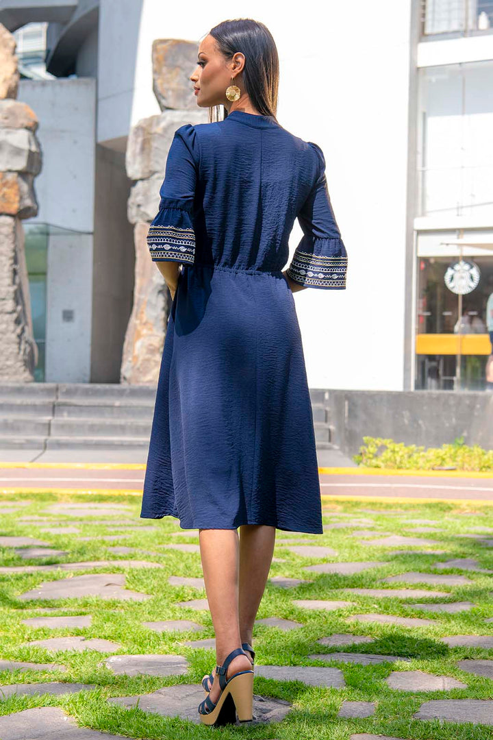 Vestido Con Bordado Y Escote En V