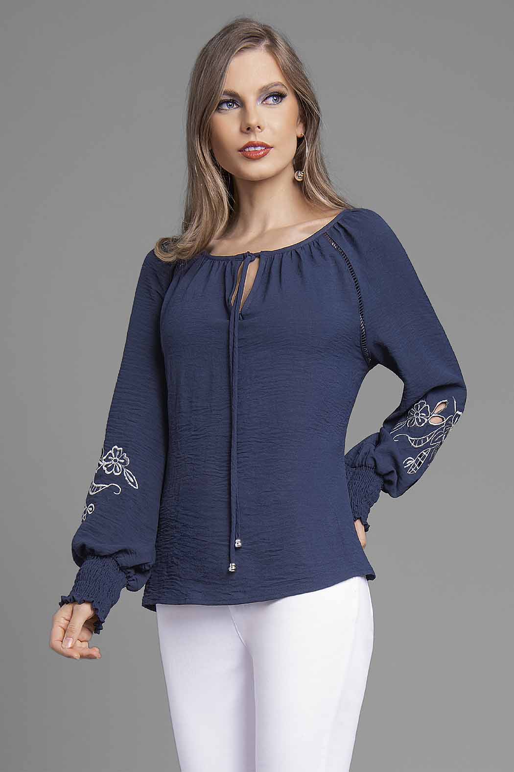 Blusa Lisa Con Bordado