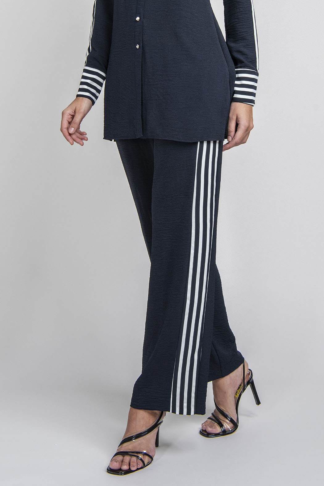 Pantalon Con Lineas Laterales