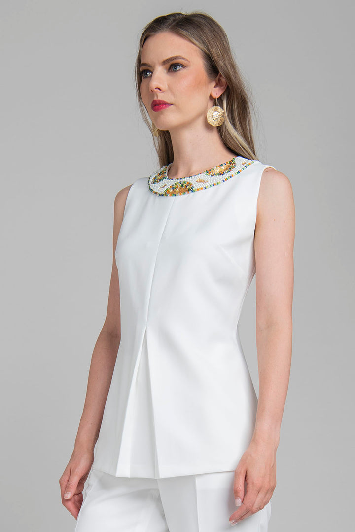 Blusa Con Pedreria En Cuello