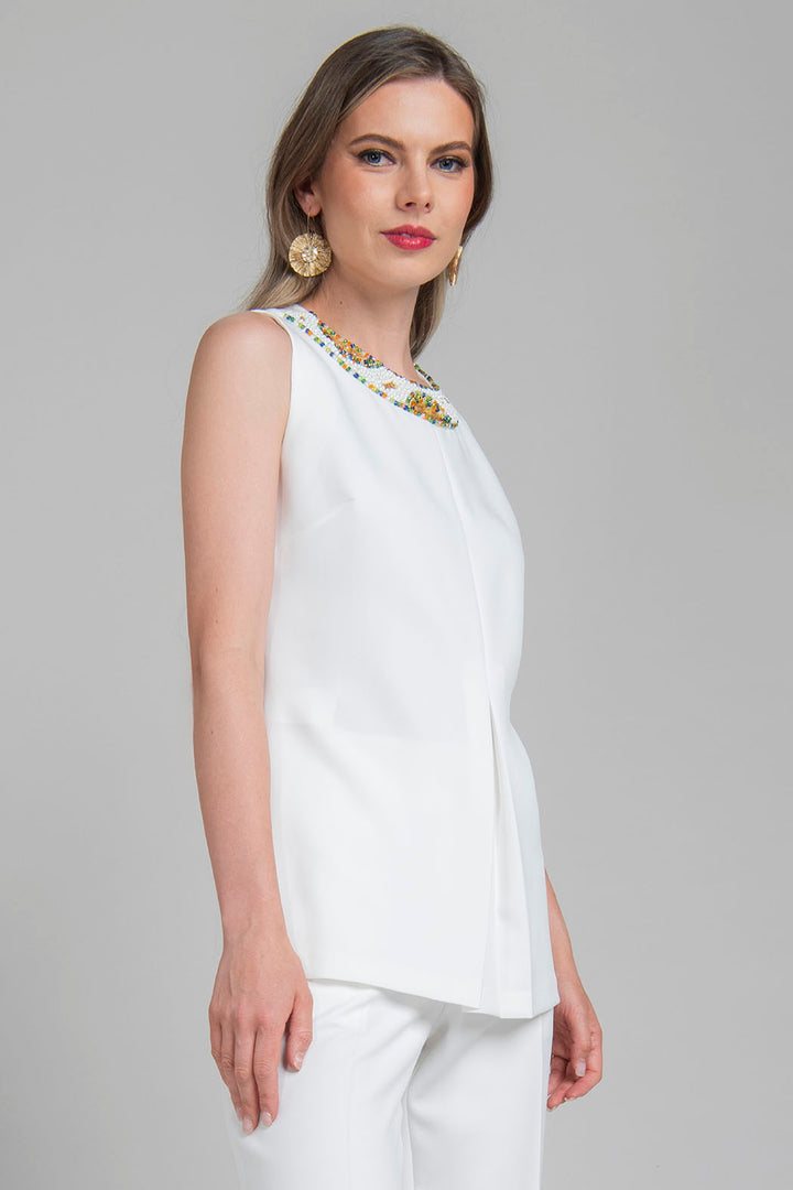 Blusa Con Pedreria En Cuello