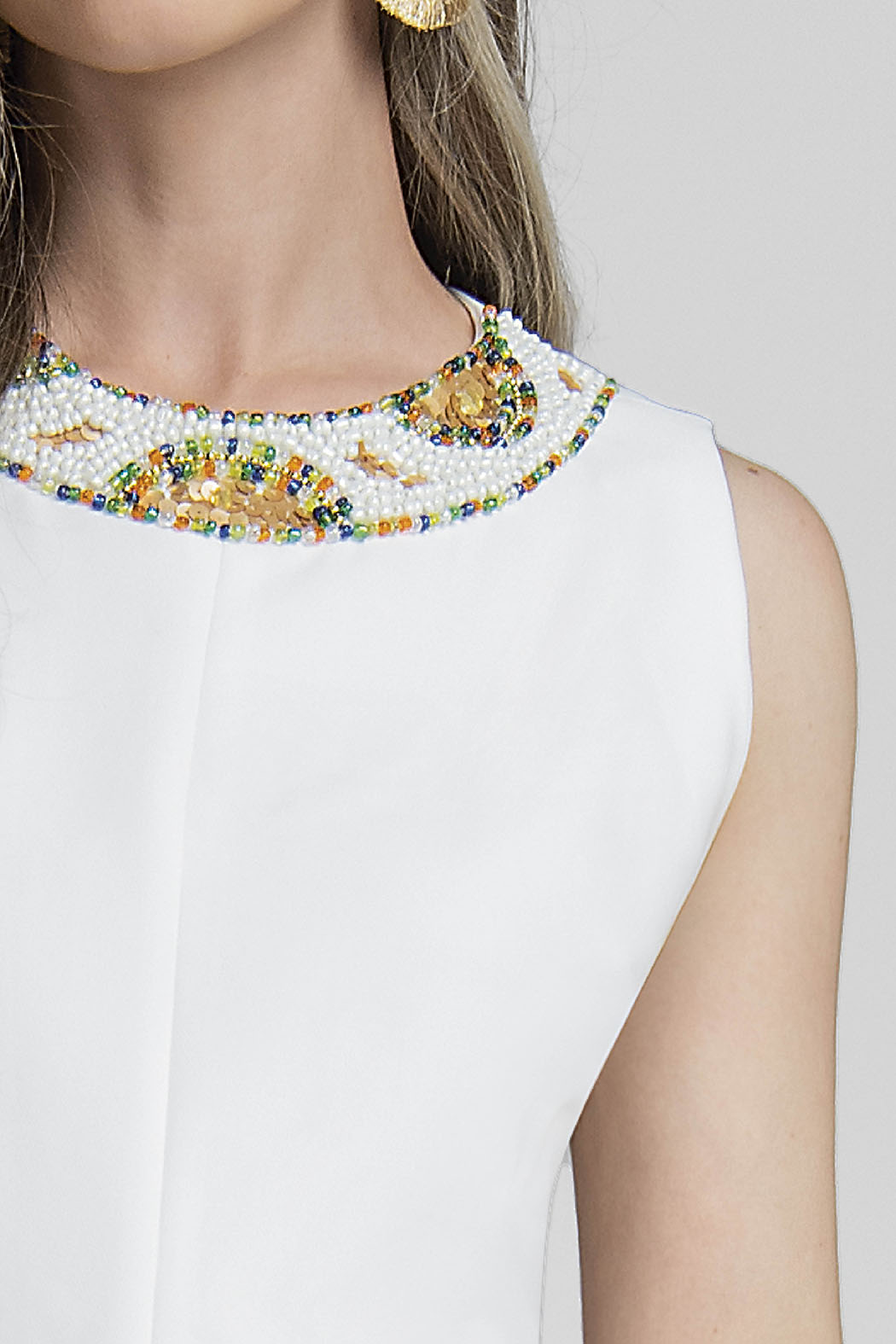Blusa Con Pedreria En Cuello