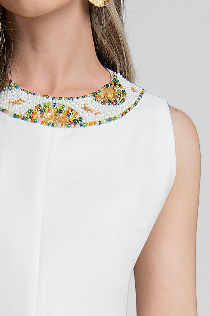 Blusa Con Pedreria En Cuello