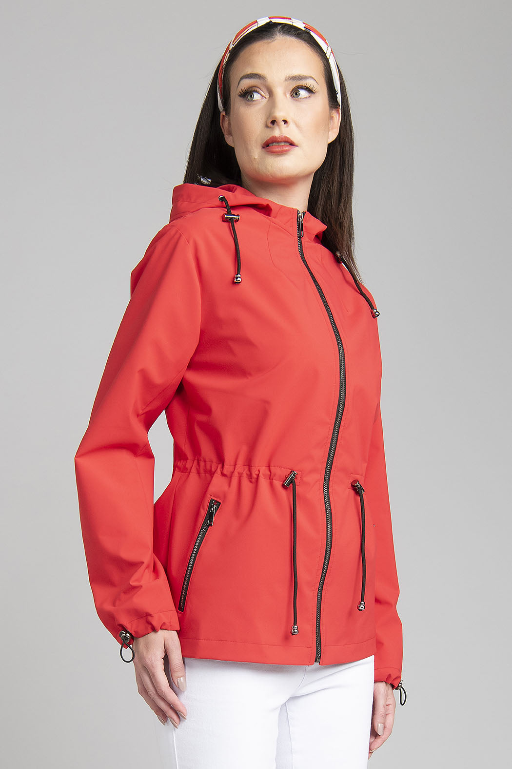 Gabardina Corta Lisa Con Gorro Y Amarre En Cintura