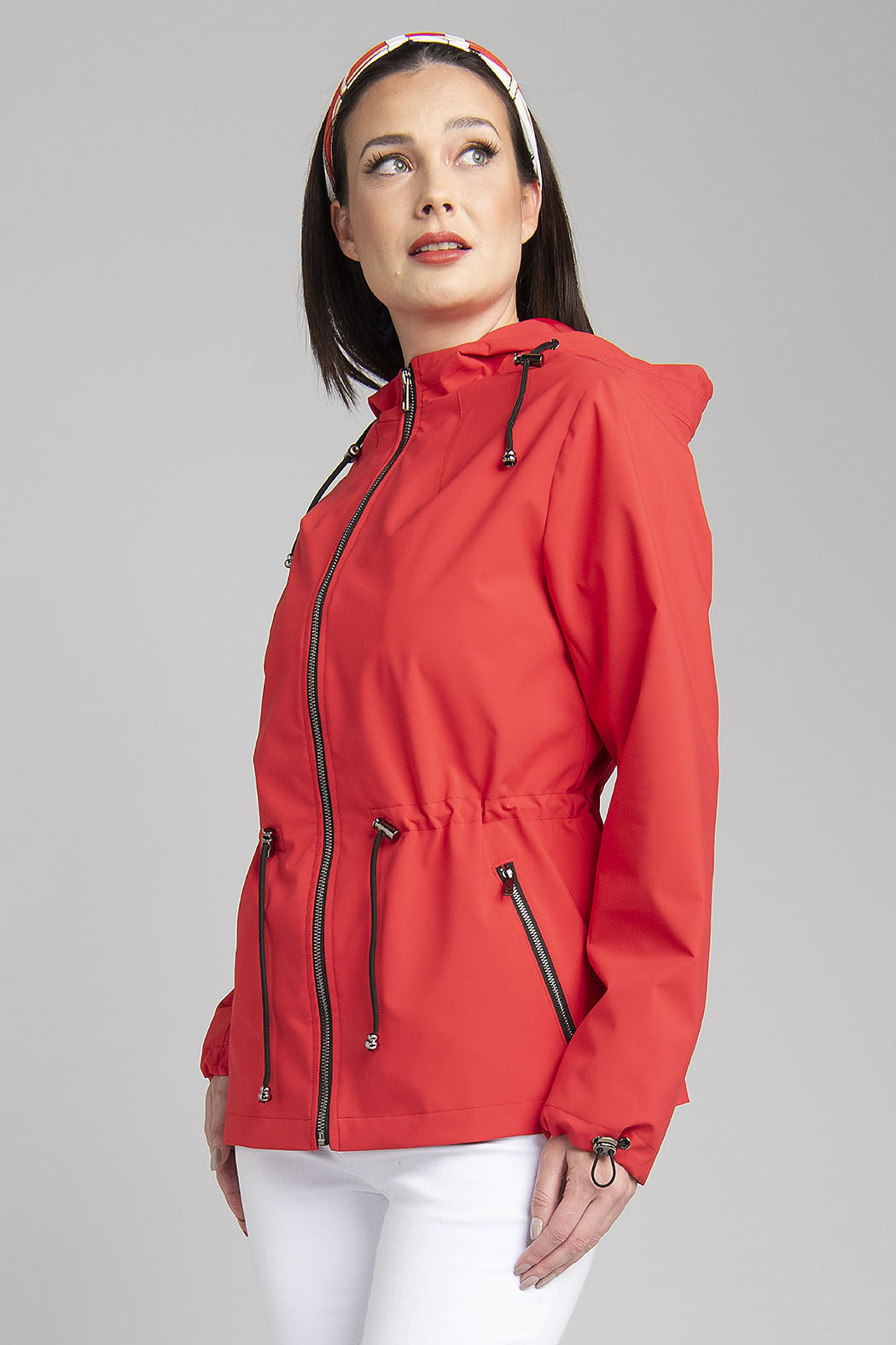 Gabardina Corta Lisa Con Gorro Y Amarre En Cintura