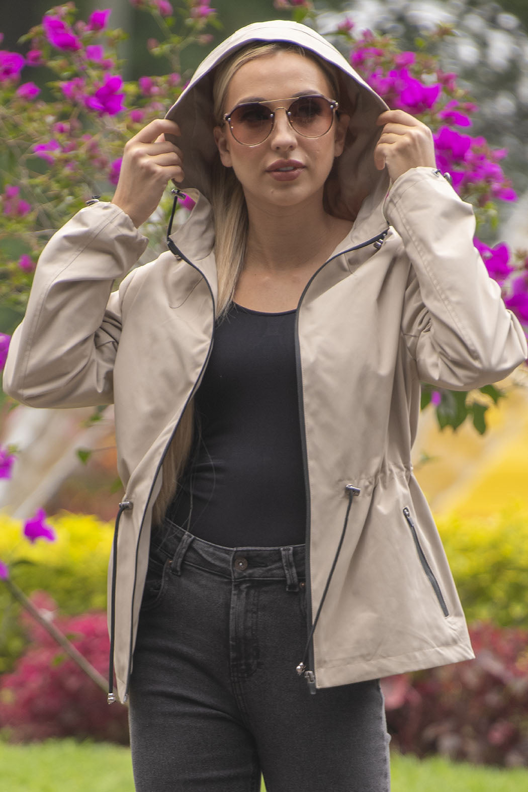 Gabardina Corta Lisa Con Gorro Y Amarre En Cintura