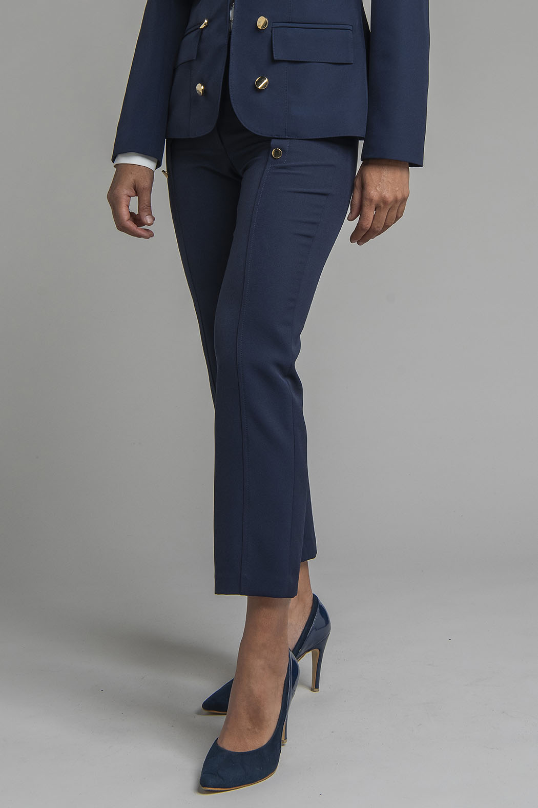 Pantalon Corte Recto Con Botones Dorados