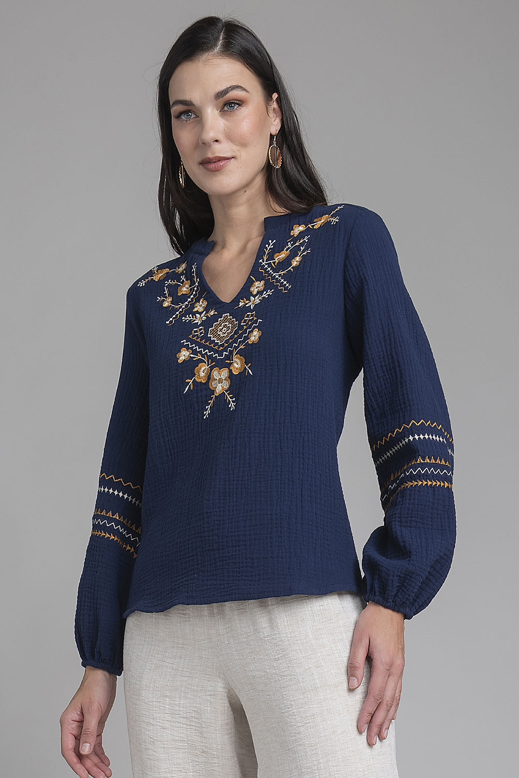 Blusa De Manga Larga Con Flores Bordadas