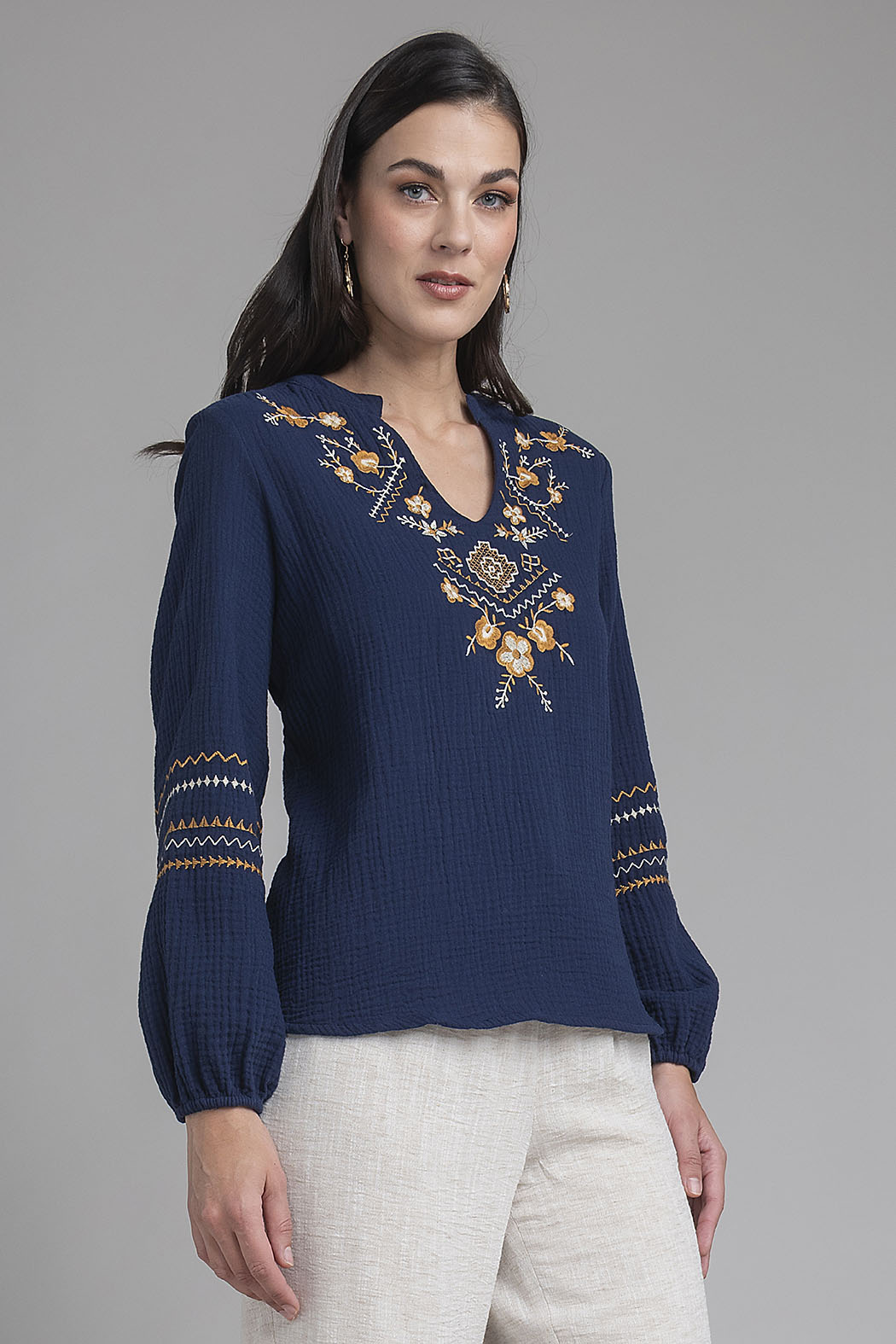 Blusa De Manga Larga Con Flores Bordadas