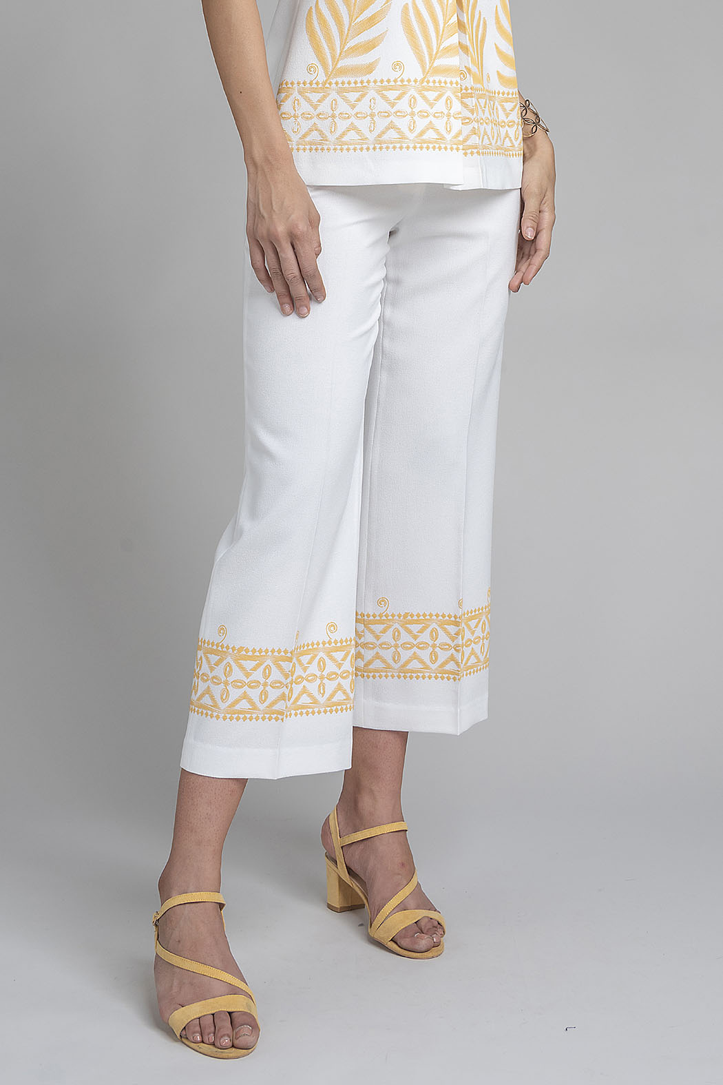 Capri Con Detalles Bordados