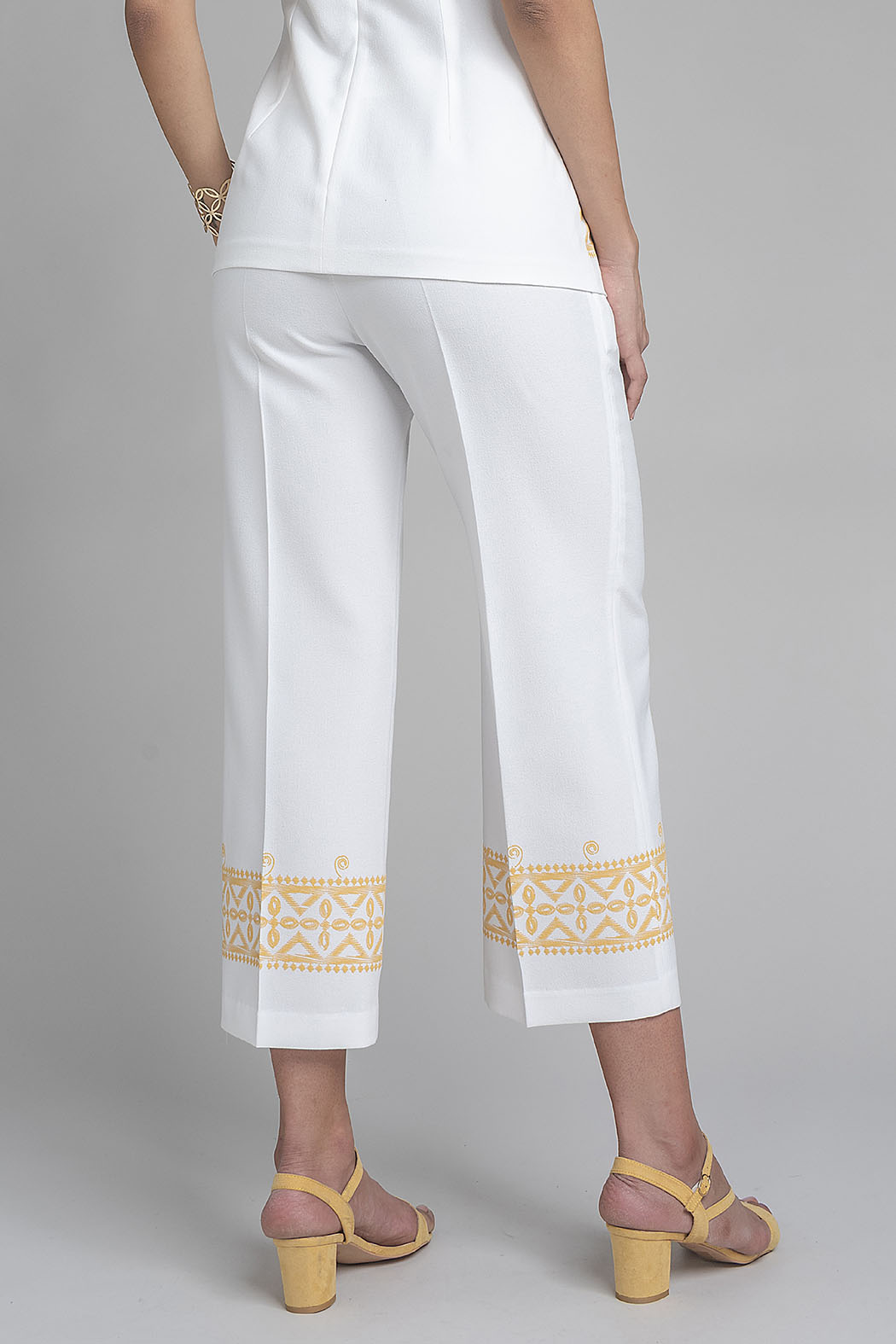 Capri Con Detalles Bordados
