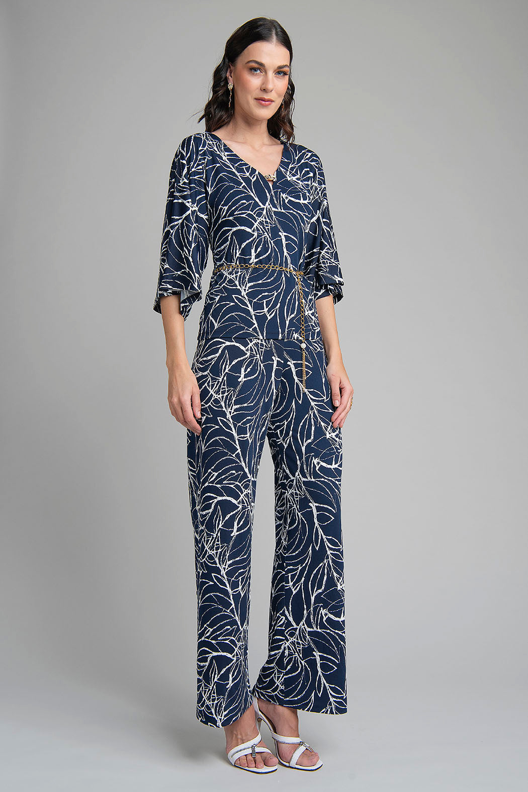 Conjunto De Blusa Con Cinturon De Cadena Y Pantalon Estampado